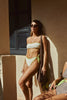 Sujetador estilo bandeau con anilla en la espalda para ajustar. Braga vedetina con tiras laterales ajustables.