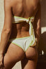 Sujetador estilo bandeau con anilla en la espalda para ajustar. Braga vedetina con tiras laterales ajustables.