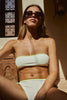Sujetador estilo bandeau con anilla en la espalda para ajustar. Braga vedetina con tiras laterales ajustables.