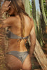 Sujetador con escote en forma de U, sujeción al cuello mediante tiras. Braga estilo vedetina con fruncido en la parte posterior.